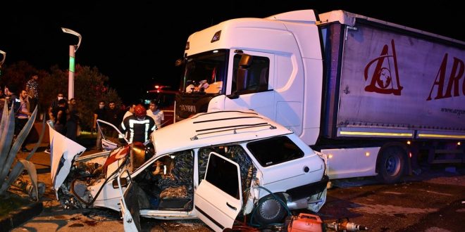 Manisa'da tırla otomobilin çarpıştığı kazda 2 kişi yaralandı