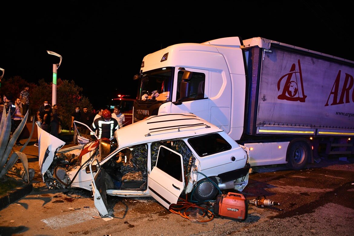 Manisa'da tırla otomobilin çarpıştığı kazda 2 kişi yaralandı