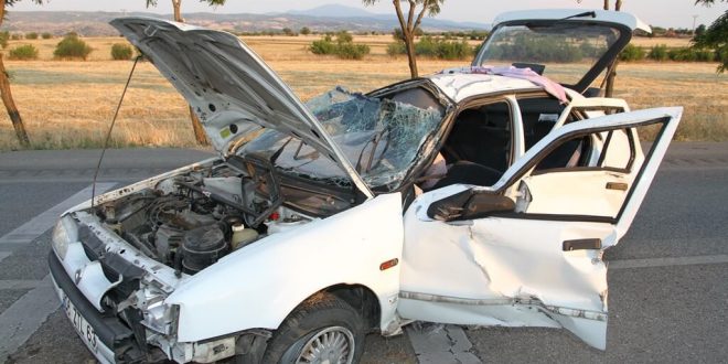 Manisa'da trafik kazasında biri çocuk 3 kişi yaralandı