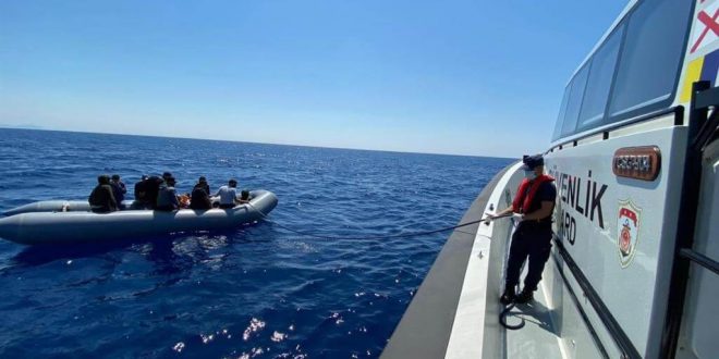Marmaris açıklarında lastik bottaki 10 düzensiz göçmen kurtarıldı