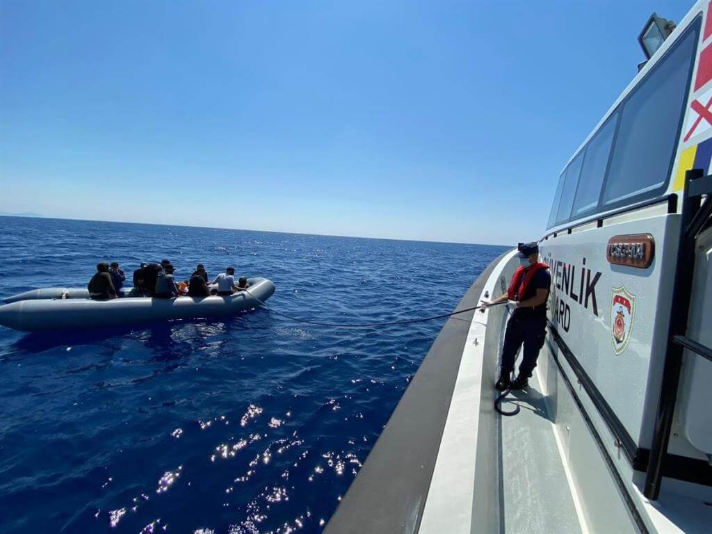 Marmaris açıklarında lastik bottaki 10 düzensiz göçmen kurtarıldı