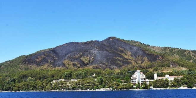 Marmaris'te yanan ormanlık alan denizden görüntülendi