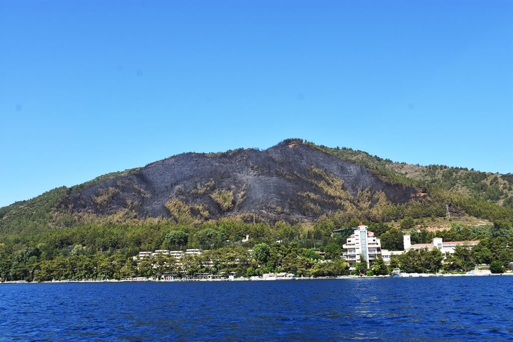 Marmaris'te yanan ormanlık alan denizden görüntülendi