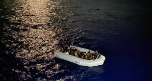 Muğla açıklarında lastik bottaki 16 düzensiz göçmen kurtarıldı