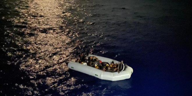 Muğla açıklarında lastik bottaki 16 düzensiz göçmen kurtarıldı
