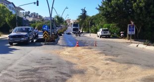 Muğla Datça ilçesinde yola dökülen yağ nedeniyle 8 motosiklet kazası oldu