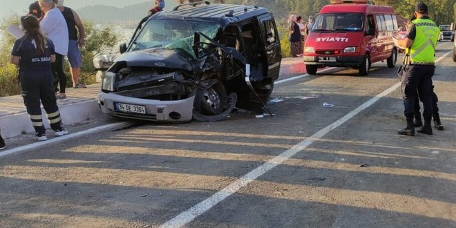 Muğla'da hafif ticari araç ve kepçe çarpıştı: 4 yaralı