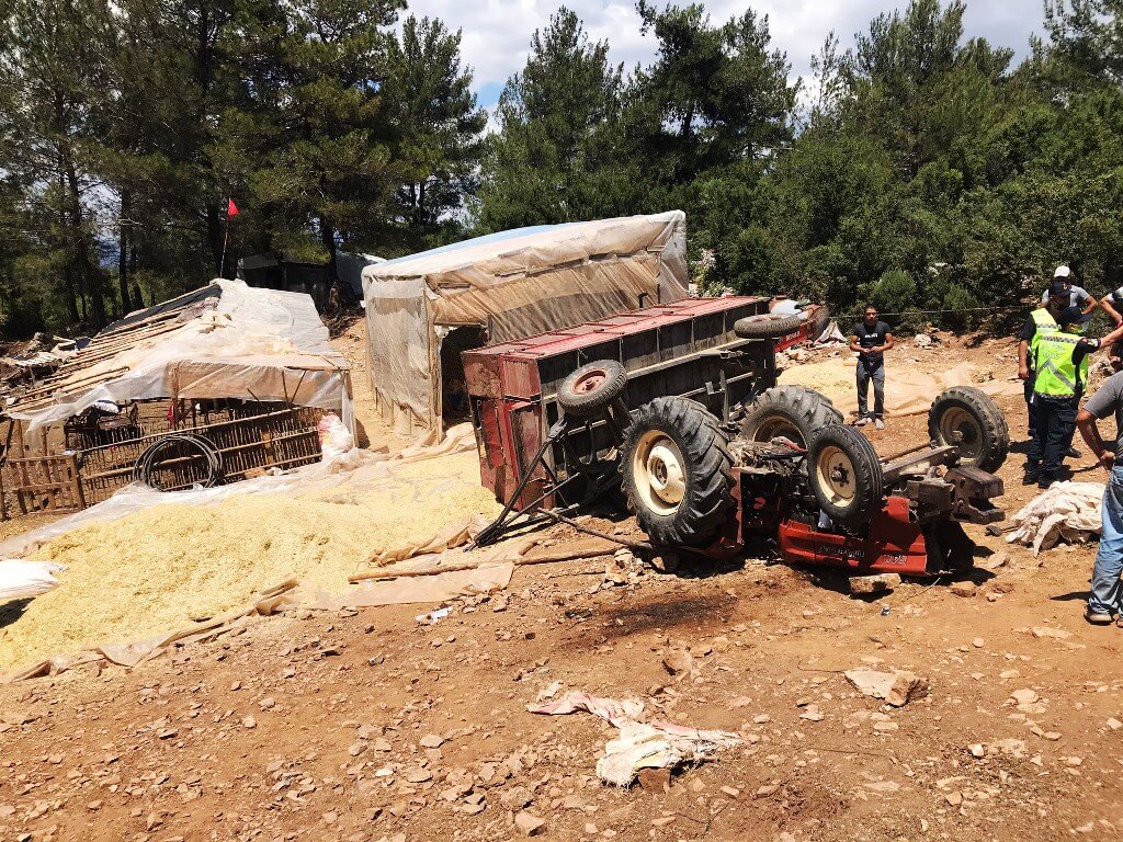 Muğla'da şarampole devrilen traktörün sürücüsü yaralandı