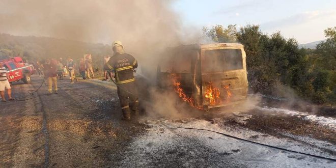 Muğla'da seyir halindeyken yanan araç kullanılamaz hale geldi