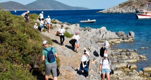 Muğla'da teknelerle ulaşılan plajda çevre ve deniz dibi temizliği yapıldı