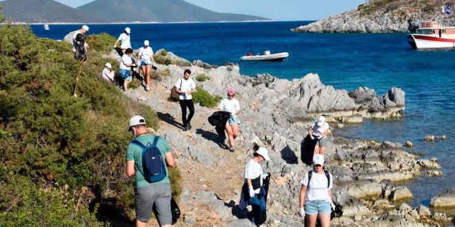 Muğla'da teknelerle ulaşılan plajda çevre ve deniz dibi temizliği yapıldı