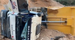 Muğla'nın Bodrum ilçesinde devrilen hafriyat kamyonunun sürücüsü yaralandı