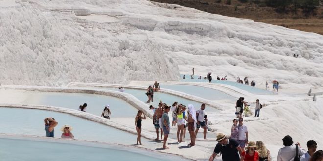 Normalleşme ile birlikte Pamukkale'de yoğunluk görülüyor