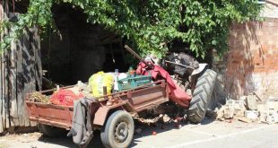 Ödemiş'te kontrolden çıkan traktör bir evin bahçe duvarını yıktı