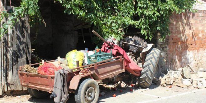 Ödemiş'te kontrolden çıkan traktör bir evin bahçe duvarını yıktı