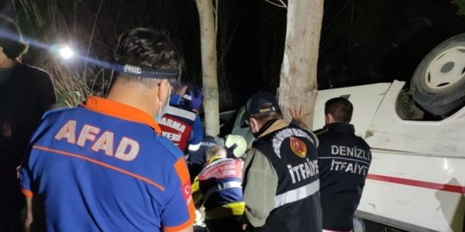 Pamukkale'de midibüsün park halindeki otomobile çarpması sonucu 3 kişi öldü, 5 kişi yaralandı