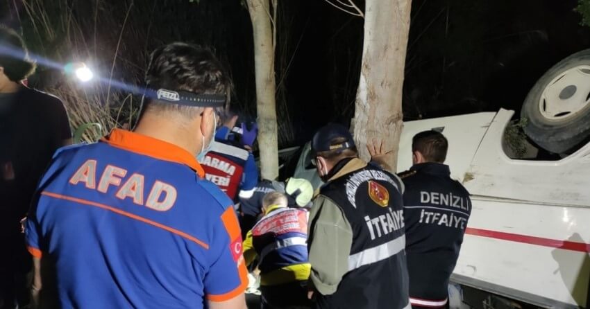 Pamukkale'de midibüsün park halindeki otomobile çarpması sonucu 3 kişi öldü, 5 kişi yaralandı