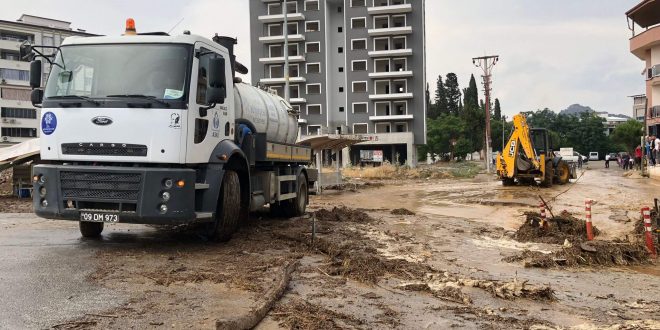 Sağanak yağış Nazilli'de hayatı olumsuz etkiledi