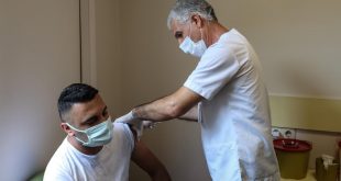 Sağlık çalışanları bu yıl Babalar Günü'nü aşı polikliniklerinde geçiriyor