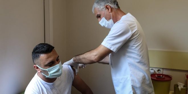 Sağlık çalışanları bu yıl Babalar Günü'nü aşı polikliniklerinde geçiriyor
