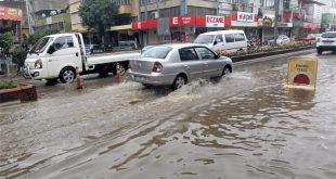 Sağnak Yağış İzmir'in bazı ilçelerinde hayatı olumsuz etkiledi