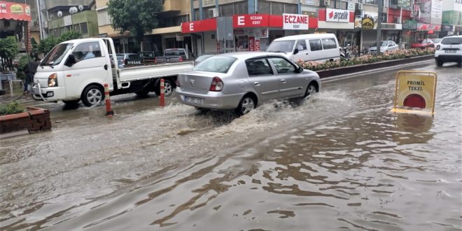 Sağnak Yağış İzmir'in bazı ilçelerinde hayatı olumsuz etkiledi