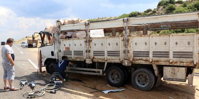 Saruhanlı'da Feci kazada kamyonet, kamyona arkadan çarptı: 1 ölü, 1 yaralı