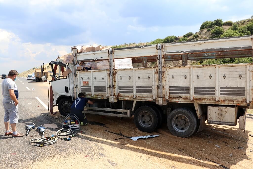 Saruhanlı'da Feci kazada kamyonet, kamyona arkadan çarptı: 1 ölü, 1 yaralı