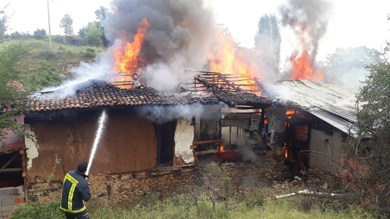 Simav'da çıkan yangında iki ev kullanılamaz hale geldi