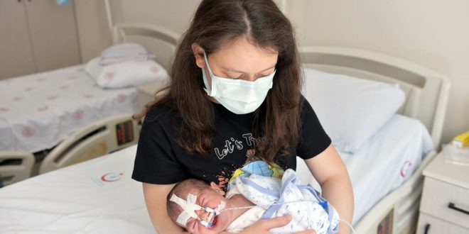 Solunum sıkıntısı çeken bebek, "dil itici" aparatla hayata tutundu
