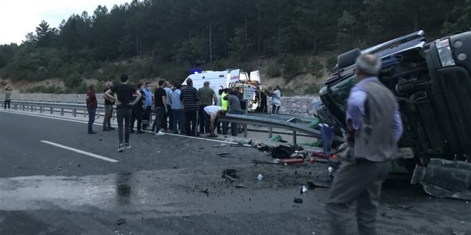 Uşak Banaz ilçesinde tırın devrilmesi sonucu 1 çocuk yaşamını yitirdi