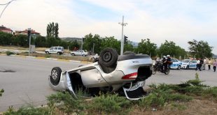 Uşak'ta iki otomobil çarpıştı: 3 yaralı