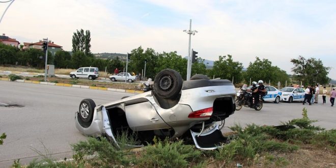 Uşak'ta iki otomobil çarpıştı: 3 yaralı