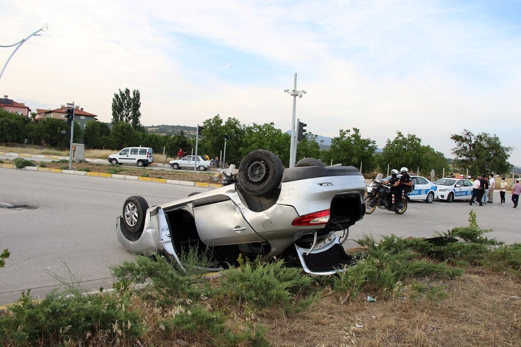 Uşak'ta iki otomobil çarpıştı: 3 yaralı