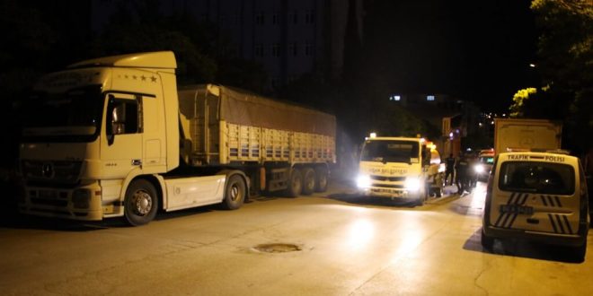 Uşak'ta park halindeki tıra çarpan motosiklet sürücüsü hayatını kaybetti