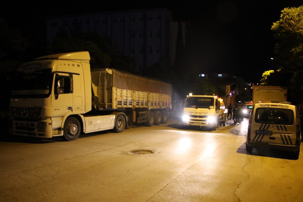 Uşak'ta park halindeki tıra çarpan motosiklet sürücüsü hayatını kaybetti