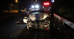 Uşak'ta ters yönde ilerleyen alkollü sürücünün kullandığı otomobil tıra çarptı