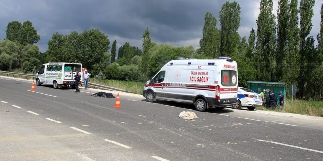 Uşak'ta tırın çarptığı traktör römorkundaki kadın hayatını kaybetti