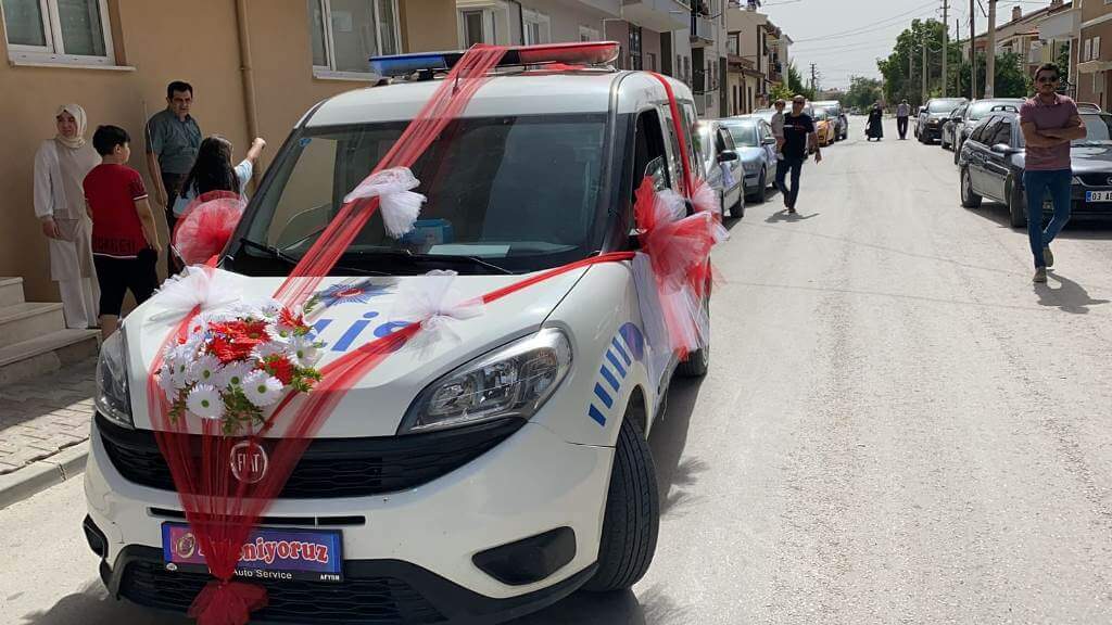 Afyonkarahisar'da polis aracı birer gün arayla iki personelin düğünü için "gelin arabası" oldu