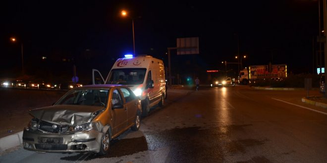 Aydın'da hafif ticari araçla otomobil çarpıştı: 3 yaralı