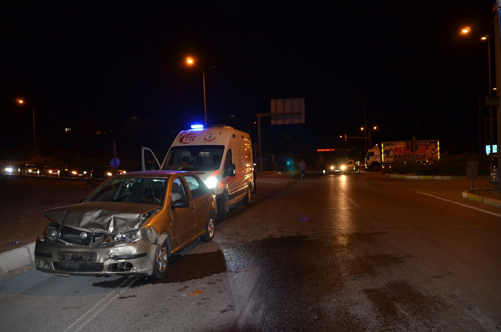 Aydın'da hafif ticari araçla otomobil çarpıştı: 3 yaralı