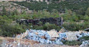 Buca'da şarampole yuvarlanan tırın sürücüsü yaralandı