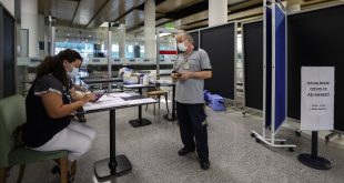 İzmir Adnan Menderes Havalimanı'nda Kovid-19 aşı istasyonu hizmete açıldı