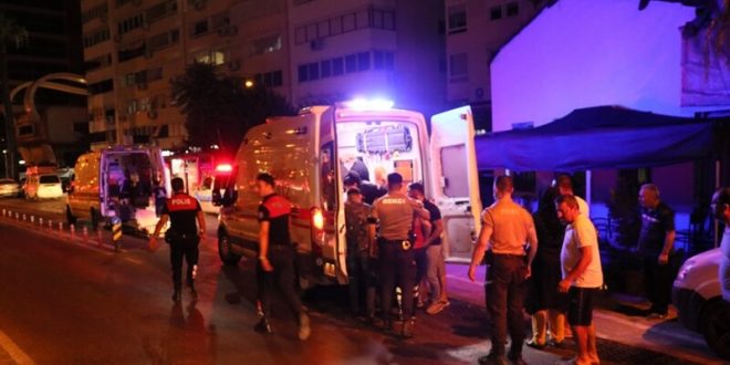 İzmir Bayrak'lıda bıçaklı kavga: 1 ölü, 3 yaralı