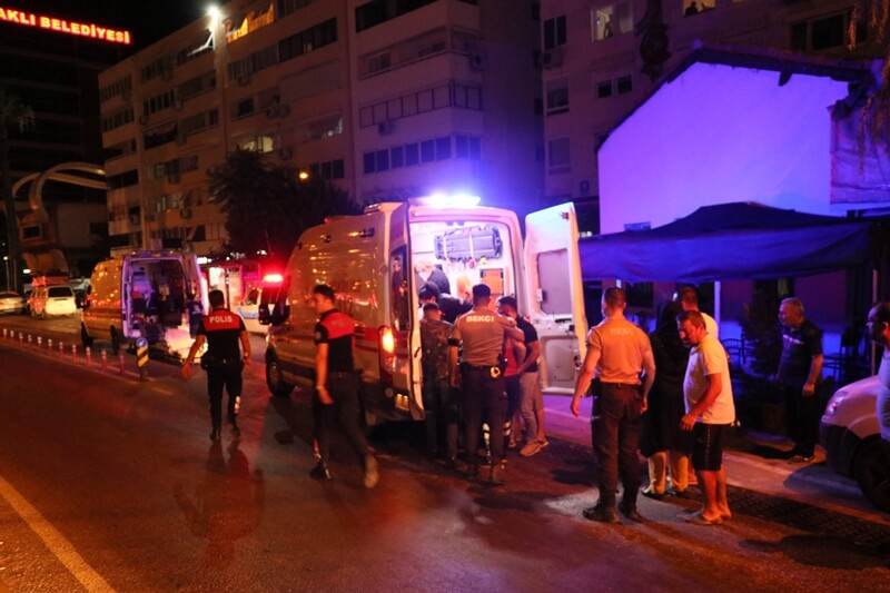 İzmir Bayrak'lıda bıçaklı kavga: 1 ölü, 3 yaralı