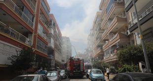 İzmir Karşıyaka'da çıkan yangında iki binanın çatısı hasar gördü