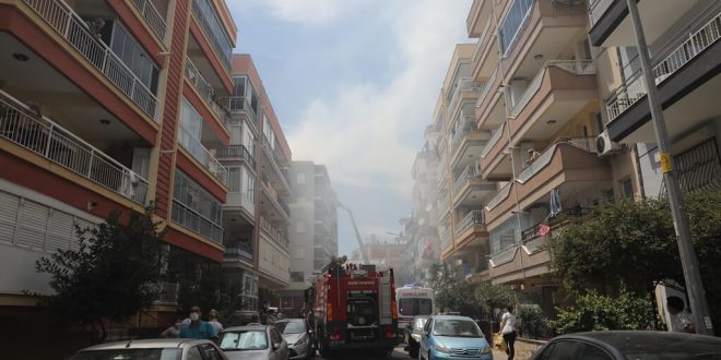 İzmir Karşıyaka'da çıkan yangında iki binanın çatısı hasar gördü