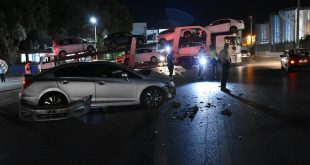 İzmir Kemalpaşa'da meydana gelen trafik kazasında 2 kişi yaralandı