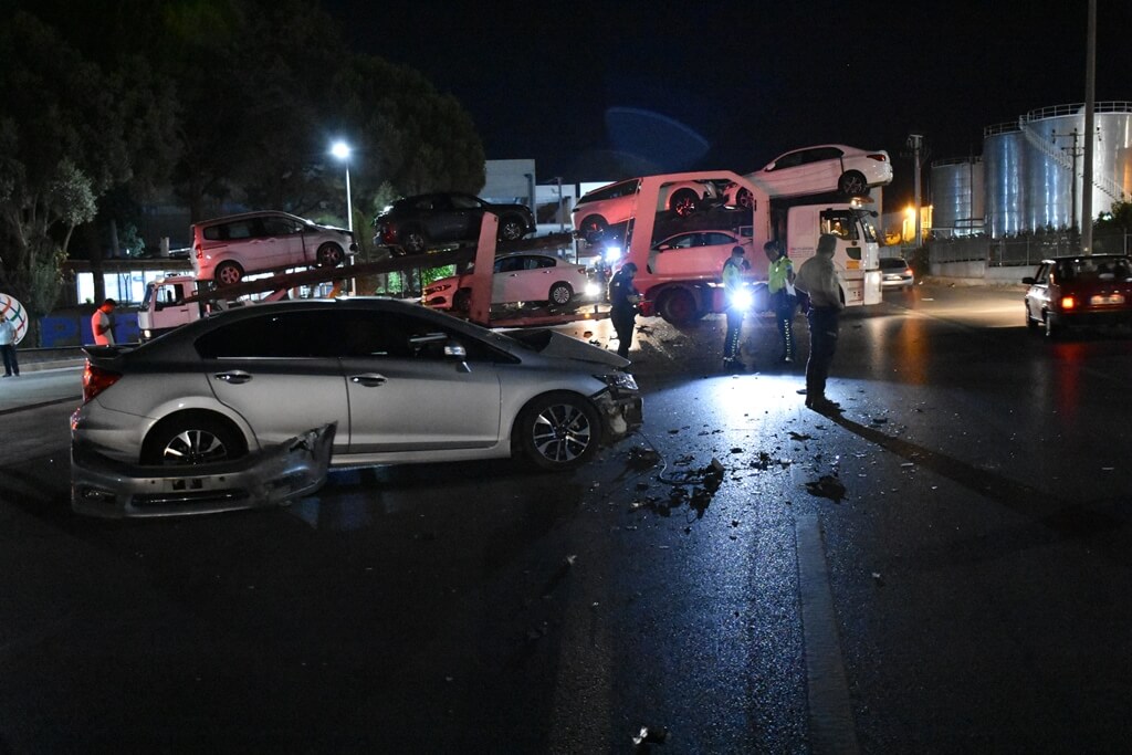 İzmir Kemalpaşa'da meydana gelen trafik kazasında 2 kişi yaralandı