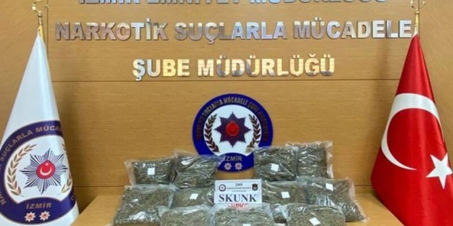 İzmir Kemalpaşa'da otomobilde uyuşturucu madde ele geçirildi, 3 şüpheli gözaltına alındı